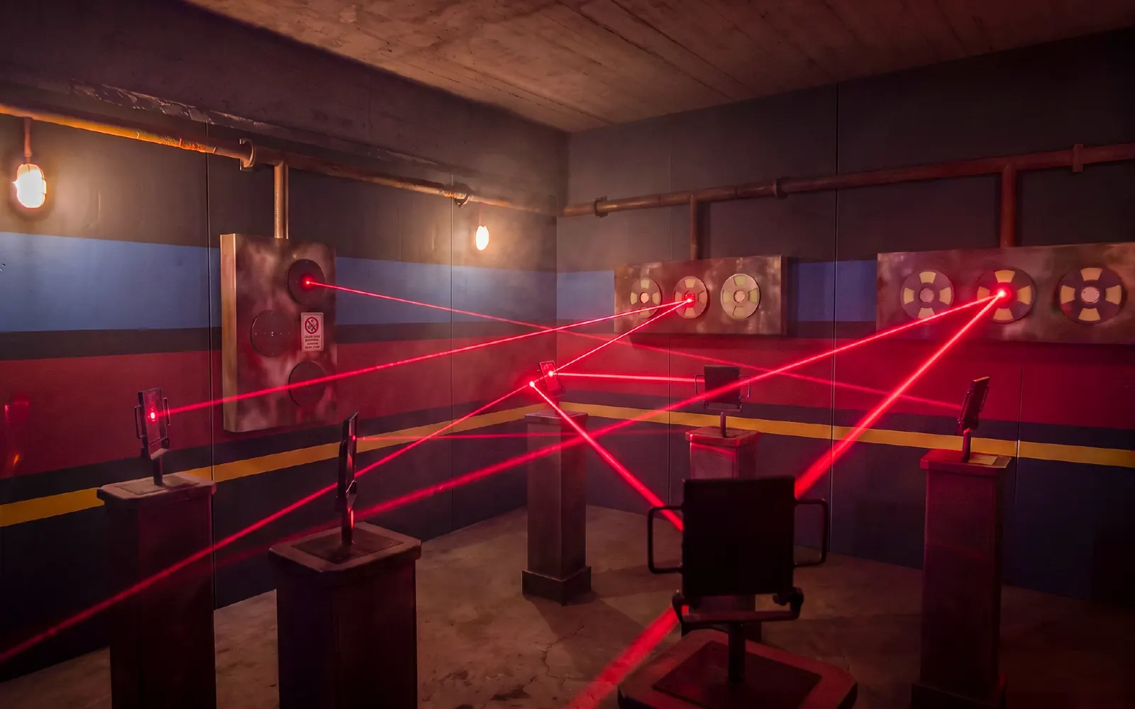 Players competing in an Agent Factory mission